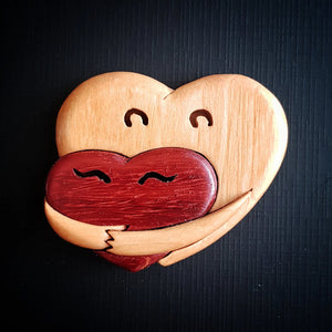 Bouton pinback en bois intarsia de coeurs aimants